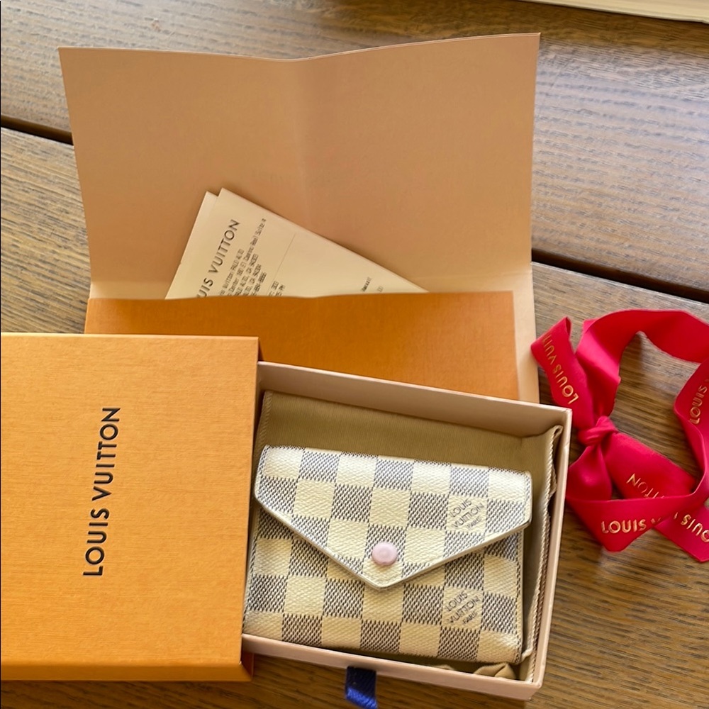 Louis Vuitton Damier Azur Wallet - Cream and Gray